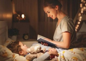 Nên kể chuyện bé nghe mỗi ngày trước khi đi ngủ