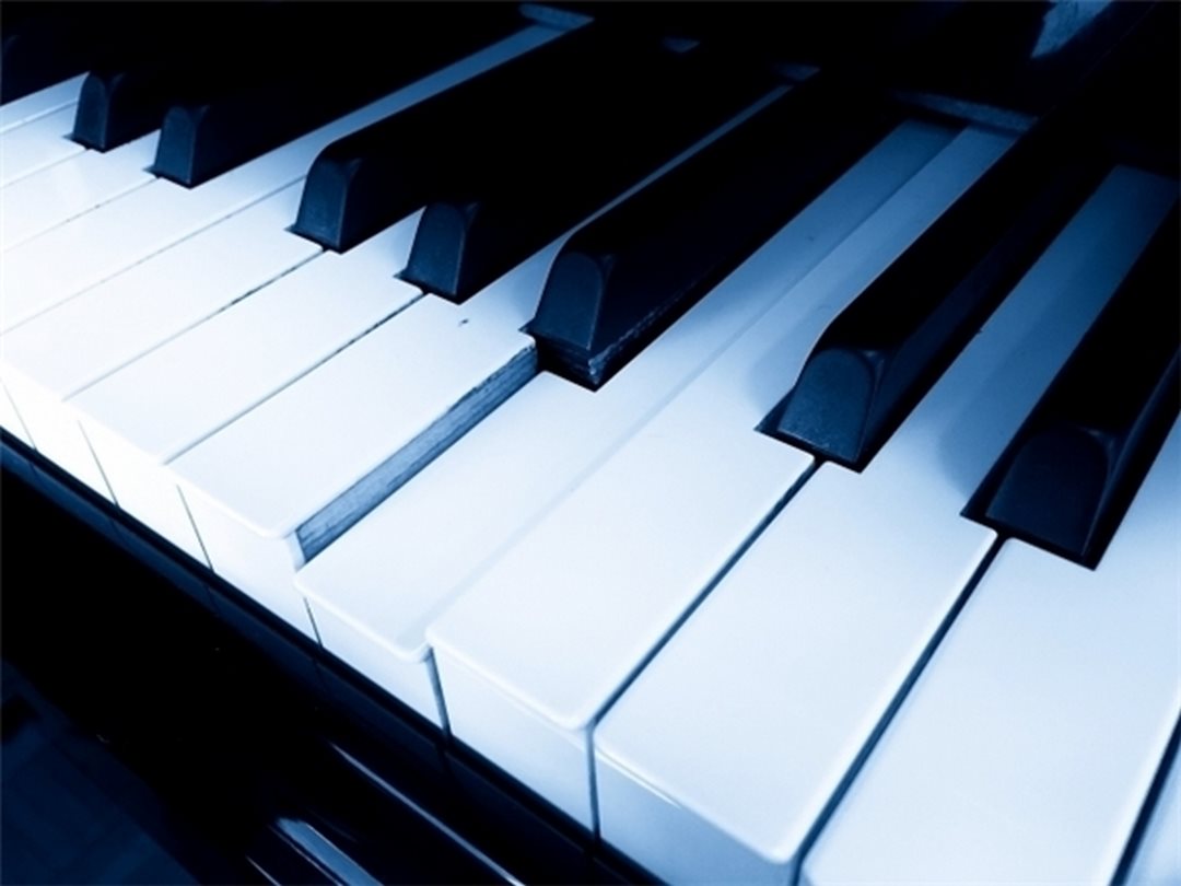 Ai mới thực sự là người đang dùng chiếc piano kia?